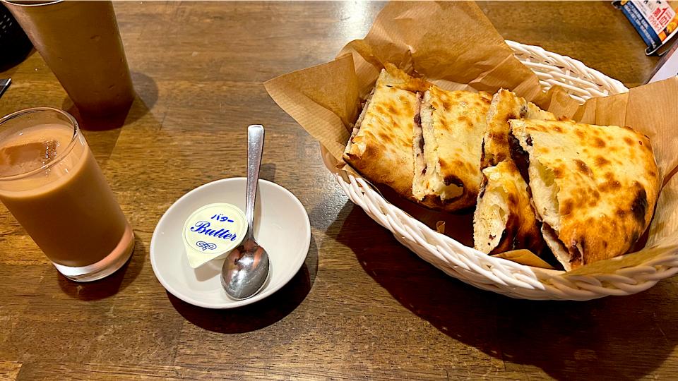 アイスミルクティー(アイス・チャイ)と粒あんが練り込まれたナンで食後のティータイム